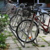 Fietsenrek Loop 20 Fietsenrek model Loop, bijzonder fraai vormgegeven en door de liggers glijdt uw fiets niet naar voren of achteren en staat deze zeer stabiel (en kan niet vallen natuurlijk). Afgebeeld de luxe rvs-uitvoering.